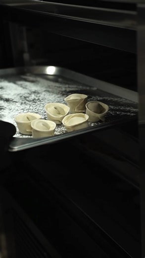 DIMPL dumpling bar on Instagram: "У Dimpl немає випадкових дій. Кожен етап — від замісу тіста до фінального складання — продуманий до деталей. Тому що дамплінги — це не просто страва, це процес, в якому важливо все: температура води, кількість грамів начинки, ритм рук. щоб тісто було еластичним, щоб форма трималася точно, щоб смак був саме таким, як ми задумали. Тому кожен дімпл, який потрапляє на твою тарілку, — це результат технології, уваги та любові до процесу 🖤🫰🏼"