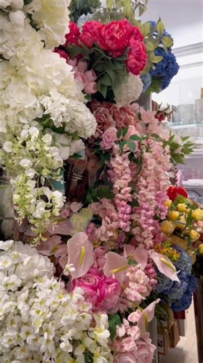 Spring is here. Well, according to HomeGoods. Come spring shopping with me.#decor #homegoods #home ￼