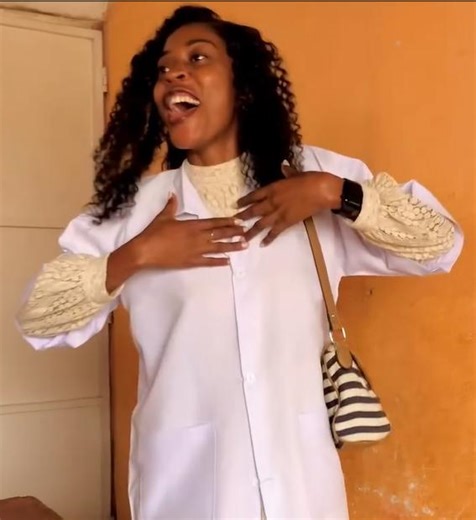 VÍDEO: professora angolana viraliza após ser recebida pelos alunos com canto e festa