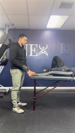 Ever feel like a muscle just “won’t turn on” or is not firing? 👀🧠 That doesn’t mean it’s weak. And it definitely doesn’t mean it’s broken. Pain and inflammation can cause the nervous system to temporarily inhibit muscle output as a protective response. The muscle is still there. The wiring is just being dialed down. One of the most effective ways to reduce that inhibition? Isometrics. 💪 ✔️ They tell the nervous system it’s safe ✔️ They restore force production ✔️ They rebuild control, stabili