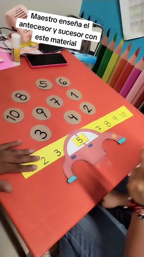 Maestro enseña el antecesor y sucesor con este material 🙋🏻‍♂️🙋🏻‍♀️❤️ #matematicasdivertidas #matematicasniños #antecesor #matematicas