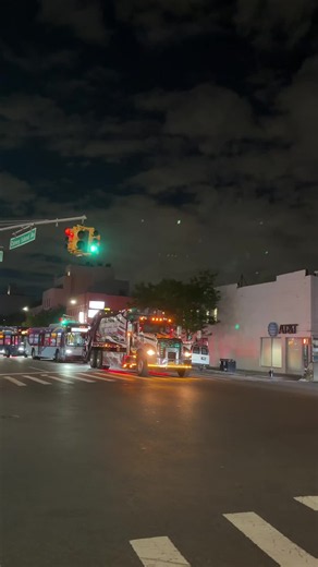 FDNY Rescue 2 responding to a Fire in a Commercial building! #brooklyn #fdny #firefighters #fdnyrescue2 #responding