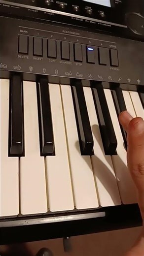 how to do the Weezer buddy holly riff with piano!