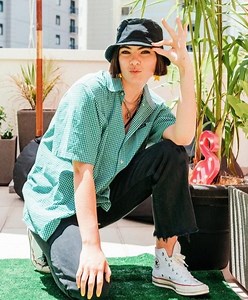 BLU (EN ESPAÑOL) - BENEE  - LETRAS.COM