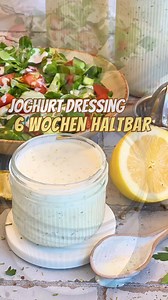 Hallo ihr Lieben! 💕 Ich habe heute das perfekte Dressing-Rezept für euch! Mit diesem Joghurt Salat Dressing auf Vorrat könnt ihr euch jederzeit einen schnellen Salat zubereiten. Und das Beste daran: Es hält sich ganze 6 Wochen im Kühlschrank! Das Dressing ist super einfach im Thermomix zuzubereiten und ich habe es in den wunderschönen Ripple Jar Gläsern von @lieblingsglas aufbewahrt. Sie gehören zur neuen Sommerkollektion und sind einfach ein Hingucker auf jedem gedeckten Tisch 😍 Wenn ihr sie