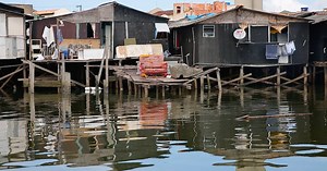 Conheça a maior favela sobre palafitas do Brasil