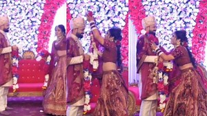 கூச்சப்படாமல் மேடையில் மணமகள் செய்த வேலை: கண் கலங்கிய நெட்டிசன்ஸ், வைரல் வீடியோ