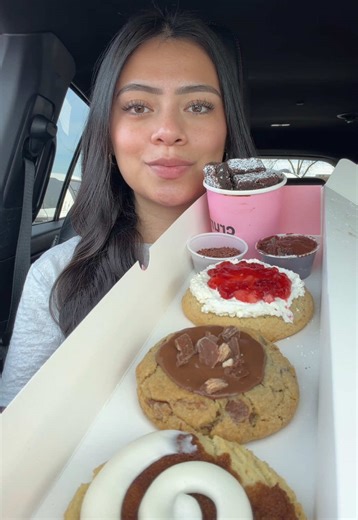 Probando Crumbl Cookies Semana: Brownie, Canela y Fresas