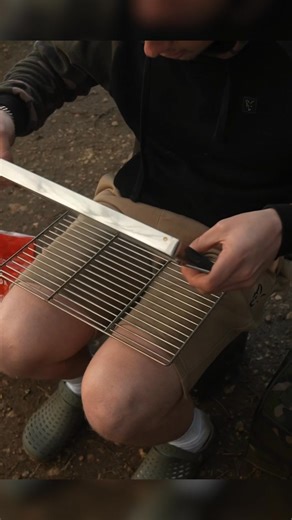 Fox Cookware Foldable BBQ - design compact, din oțel inoxidabil, care încape ușor în echipamentul tău atunci când este pliat – dimensiunile fiind de doar 38 x 26 x 3 cm | Fox International