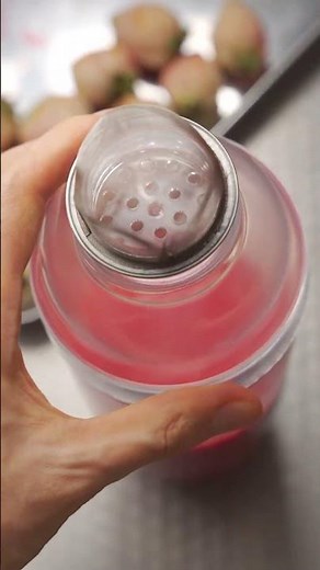 捣碎草莓.再加个蛋.就变成了... #蛋学 #煮蛋