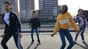 Leyla on Instagram: "It’s so nice out, so we took the opportunity to link up With: @afro.delisha @nyah.afrodance @jash.solena Thanks @meylinee I needed this☀️  Song: Ik heb je door by @tabithamusik & @jayh_jawson"