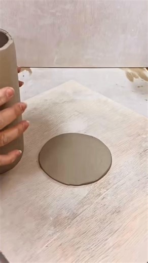 A Very Funky Teapot Made with the cylinder we made on yesterday’s post#loveceramics #سراميك #pottery #ceramicartist #ceramicarts #keramik #handmade #clay #ceramics #makersgonnamake #handbuiltclay #h#fbreels #viralreels #trendingreels #viralvideo #fbviral #fyp | Helen Rasekhy