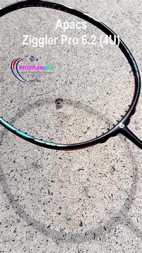Vợt Cầu Lông Apacs Ziggler Pro 6.2 (4U) – Nặng Đầu 305mm | Thân 6.2mm | Max 38LBS Vợt cầu lông Apacs Ziggler Pro 6.2 – 4U là mẫu vợt thiên công mạnh mẽ, thiết kế nặng đầu 305 ± 2mm (Head Heavy) cho lực đập “nặng cầu – cắm sân”, phù hợp người chơi thích lối đánh áp đảo và dứt điểm nhanh. Vợt sở hữu thân vợt siêu mỏng 6.2mm giúp tăng tốc độ vung, phản tạt nhanh và xoay trở linh hoạt hơn trong các pha cầu tốc độ cao. Đặc biệt, vợt chịu lực căng cực cao Max 38LBS (17.2KG) – rất phù hợp cho người chơ