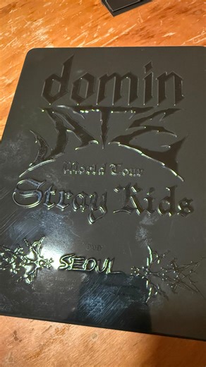 heloisa 헬로이사 🐺🥟🐶 on Instagram: "Unboxing Stray Kids DominATE World Tour Seoul DVD ✨🖤✨ #straykids #stay #SKZ #dominATEtour #StrayKidsDVD"
