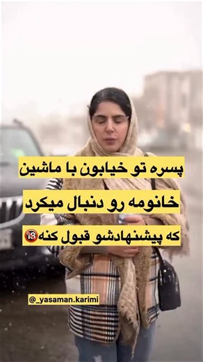 ‎peymanmirzapourپیمان میرزاپور‎ on Instagram: "2001년 개봉한 영화 “A Beautiful Mind”는 단순히 천재 수학자의 삶을 다룬 작품이 아니라, 인간이 내면의 혼란 속에서도 어떻게 사랑과 신뢰로 자신을 되찾아가는지를 보여주는 깊은 이야기입니다. 화려한 계산 장면보다 존 내쉬가 마음속 그림자를 이겨내려는 순간들이 훨씬 더 오래 기억에 남죠. 특히 그가 현실과 환상 사이에서 흔들리면서도 끝까지 아내를 향한 마음을 놓지 않는 모습은 묘하게 가슴을 저릿하게 만듭니다. 이 영화에서 감정을 완성시키는 요소는 바로 잔잔한 피아노 선율과 차분한 배경음악입니다. 처음에는 조용히 스며들지만, 어느 순간 관객도 모르게 내쉬의 감정에 같이 잠기게 되죠. 후반부, 아내가 내쉬의 손을 잡아주던 장면에서는 음악과 화면이 자연스럽게 겹쳐지면서 눈시울이 뜨거워지는 경험을 하게 됩니다. 많은 이들이 “이 장면만 떠올려도 이상하게 마음이 찡하다”고 말하는 이유도 그 때문