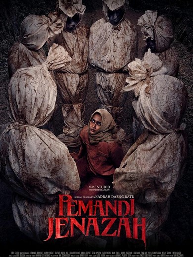 🎬 Film:The Corpse Washer(Ceset Yikayicisi)(2024) 🪪 Tür: Korku, Gerilim, Dram 📍 Film Bilgileri:“Ceset Yıkayıcı” öyküsü, Bayan Siti'nin kızı Lela'nın yanında bir cesedi temizlemesiyle başlar. Siti, Lela'ya bu işi doğru yapmanın yollarını gösterir çünkü Siti'nin annesi ve kendisinden sonra köyde bu görevi yerine getirmekle sorumlu olan tek kişi Lela'dır ve bu çok kutsal bir iş olarak kabul edilir. Ancak Lela, ölülerin yüzlerine bakamaz. Makyaj sanatçısı olmak istemektedir. Fakat Siti, ailenin mi