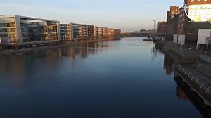 Der Innenhafen. Nahe am Duisburger Zentrum gelegen, diente er 100 Jahre als Holz- und Getreidehafen. Mit dem Strukturwandel entstandenen neuen Büros, gastronomische Betriebe und Wohnbebauung. Neue Bauten mit markanter Architektur bilden nun einen interessanten Kontrast zu den alten Speichergebäuden. Altstadtpark und Grünflächen bieten viel Aufenthaltsqualität. Neben diversen Sportveranstaltungen, haben auch das KinderKulturFestival und der Marinamarkt dort ihren Stammplatz gefunden. Nächster Mar