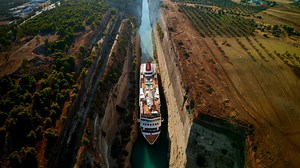 Es el canal más profundo del mundo creado por el hombre. Cruza en línea recta la península del Peloponeso como si de Moisés abriendo las aguas se tratase. Es el Canal de Corinto. | National Geographic