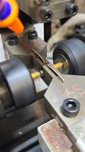 Double-end chamfering and deburring of round tubes, vibratory feeder feeding robot for loading and