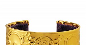 Un bracelet manchette en métal repoussé