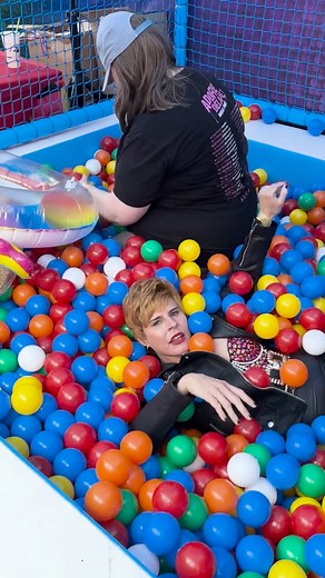 I had the First class treatment Leeds Pride with Jet2.com & Jet2holidays, what a flight!!! The love and energy from the crowd was magical……Next stop Manchester Pride! | Charity Shop Sue