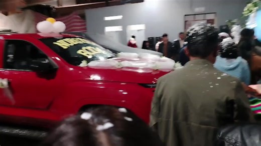 El regalo de los papás de la novia para Carlos y Magaly #ledpowergym #empresadeeventos #erikamérida #organizadoradeeventos #potosi_bolivia🇧🇴