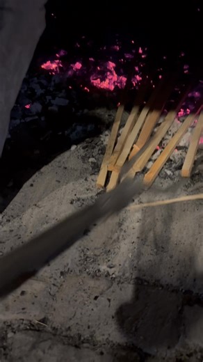 DES SAVOIR-FAIRE À CONSERVER ! Préparation d’un four à pain à l’ancienne pour obtenir la bonne température de 280° avant d’enfourner la pâte à pain. À la Maison des Patrimoines à Matour (Haut Clunisois-Saône et Loire-France) pour les journées européennes du patrimoine. À noter le rôle majeur des bénévoles, comme Jean-Paul Desroches, ici, en action, pour maintenir ces savoir-faire. Images et interview : Jean-noel Deparis | La Place du Village