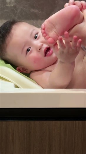 The Cutest Dad-Baby Bath Time