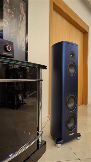 KJ West One | Hifi Showroom on Instagram: "What a combination running in the shop today. The new Magico S2 speakers with the Dan D'Agostino Pendulum streaming integrated amplifier. A simple, yet incredibly high quality system that delivers excellent detail, strong bass and fantastic separation of the instruments. It's clear that these are two luxury brands that manufacture to a world class level. #hifi #luxury #speakera #highend #loudspeaker"
