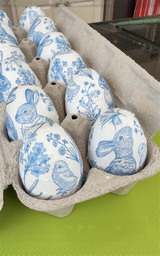 easy easter decoration (so cute!) learn how to make an adorable easter wreath made from everyday supplies #easter #craft #HomeDecor | Brooklyn B