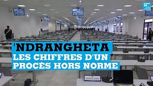 900 témoins, 400 avocats et plus de 350 accusés.... Des centaines de membres présumés de la #Ndrangheta, la plus puissante mafia italienne, comparaissent en Calabre depuis le 13 janvier | FRANCE 24