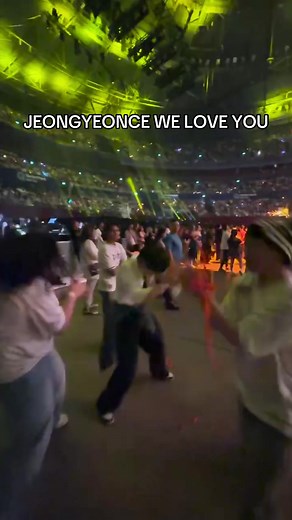 Celebrating Jeongyeon's Birthday at TWICE's Sydney Concert