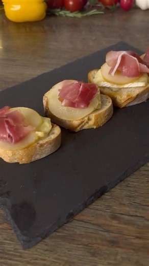 Crispy Baguette with Brie, Caramelized Pear & Bacon