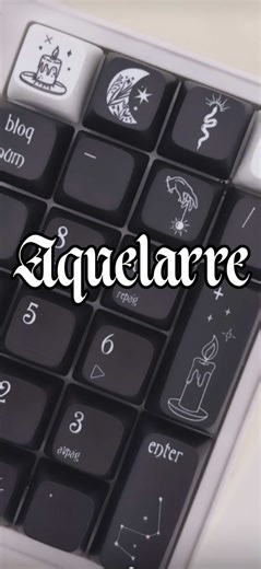 Aquelarre se ha agotado … 🖤 Laura se lo lleva a casa en su Niemi101 blanco y fundita crema y naranja! ✨ una maravilla! Pero tranquilidad que va a volver, habrá reposición así que aun queda oportunidad de hacerte con el si te gusta! 😍 . . . #tecladomecanico #teclado #keycaps #aquelarre