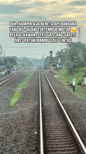 Duh, hampir aja kereta api bandara yang ku jalani tertemper motor 😔 hanya karena 1 orang oknum, please kawan, stay safe and safety first patuhi rambu lalu lintas, dahulukan perjalanan kereta api ya, jangan hanya karena terburu-buru kebelet trus nrobos palang pintu kereta api ya, yuk semua jaga keselamatan demi kebaikan semuanya #kai #keretaapi #kereta #masinis #railfans