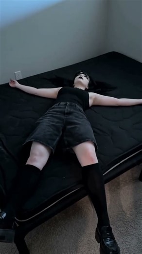 This is what dating a goth girl is actually like