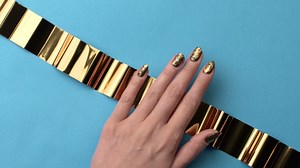 Lust auf ein individuelles Nageldesign? Der goldene Marmor-Effekt sieht edel aus und verleiht auch schlichten Outfits eine festliche Note. Mit unserem Video-Tutorial ganz einfach nachzumachen! goo.gl/s0oHF9 #ManiMonday #Nails #Beautytutorial | Avon