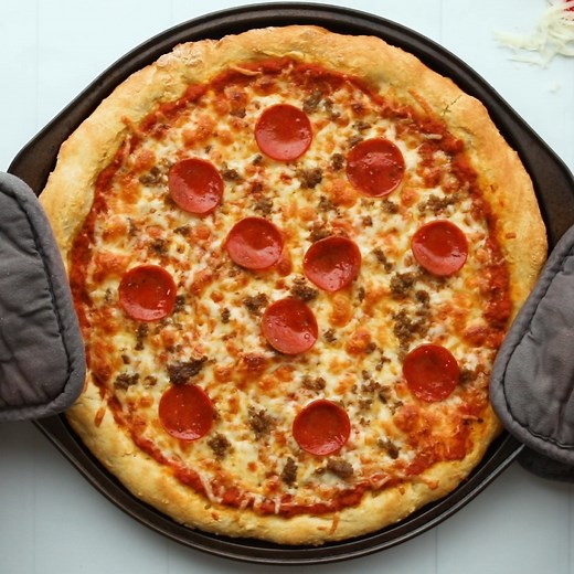 Bisquick Pizza Crust – only 2 ingredients and NO yeast! This is our go-to weeknight pizza dough recipe. Super easy and ready to bake in under 10 minutes. Top the dough with your favorite cheese and toppings. Pizza night has never been so easy and delicious! GET THE RECIPE: https://www.plainchicken.com/bisquick-pizza-crust/ | Plain Chicken