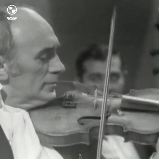Rendkívüli Ki mit tud?-ot rendeztek 1972-ben, amelyben közkedvelt művészek és sportolók mutatták meg, hogy mi másban tehetségesek még. Nézzenek bele az alkalmi cigányzenekar produkciójába, és írják meg, kiket ismertek fel a tagjai közül! A teljes műsort is megnézhetik, ha a hozzászólások között található linkre kattintanak.👉💬 Jó szórakozást kívánunk a további meglepő produkciókhoz! 🎭 | Dankó Rádió Hivatalos Oldala
