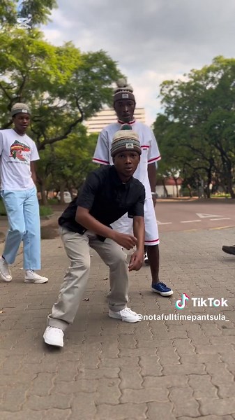 Dlala mapantsula.🫶🏾🔥🤣 @Strachan & Myburgh SA #notafulltimepantsula #jabulanekomako #student #vaaltiktok #pantsulaforlife #fyp #OOTD #kwaito #tuksstudent #fypppppppppppppp