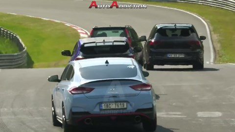 Roekeloze passagiers op de Nürburgring shockeren kijkers bij gevaarlijke live acties langs het circuit
