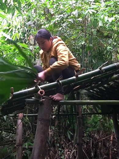 Single Mom Build new House - In the rainforest on a rainy day with her little daughter