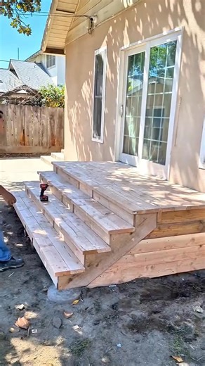 Watch how an innovative outdoor staircase is built for a home! This video shows the process of installing a wooden staircase that serves as an entrance to a patio, but hides a surprising secret underneath. Discover how this staircase can transform into a hidden cover for a basement entrance or a secret storage space, combining aesthetics with clever function. | decor.2025