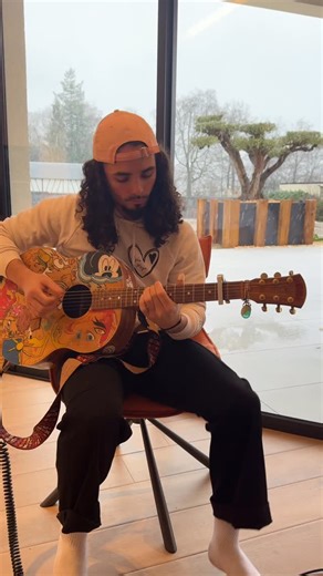 Orion ☀️ on Instagram: "Petite musique sous cette belle neige ❄️🎶 En équilibre comme un funambule @vianney Le cœur léger, les notes qui réchauffent l’hiver. Merci à tous pour l’écoute, le soutien, les sourires 🤍 Que cette nouvelle année soit douce, vibrante et pleine de chansons. Bonne année ✨ #vianney #passion #cover #musique"