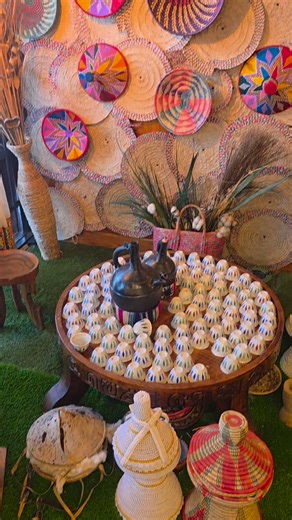 🍛 Ethiopian is one of the many outstanding cuisines Houston's blessed to have in some abundance, and 𝗕𝗮𝗵𝗲𝗹 𝗘𝘁𝗵𝗶𝗼𝗽𝗶𝗮𝗻 𝗠𝗮𝗿𝘁 & 𝗗𝗶𝗻𝗶𝗻𝗴 is a shining example. 🇪🇹 🍖 The menu's all about rich, slow-cooked stews (known as wot) with deeply spiced meats like awaze tibs (spicy stir-fry of lamb or beef) and kitfo (minced seasoned beef) alongside equally mouthwatering veggie options including lentils, cabbage, collard greens, shiro and yellow split pea stew. Every bite's layered, w