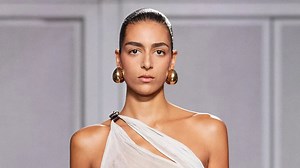 3 manières de bien porter la robe transparente cet été (sans en faire trop)