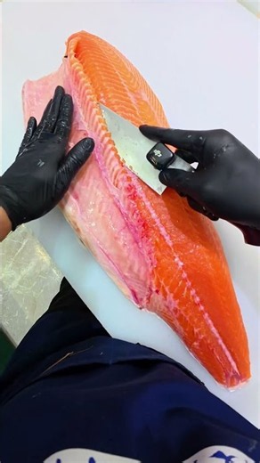 How Real Chefs Fillet Whole Salmon 🍣 #cheflife