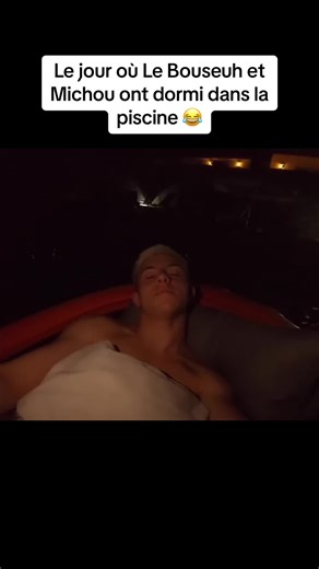 Le Bouseuh et Michou : Dormir dans la piscine 😂