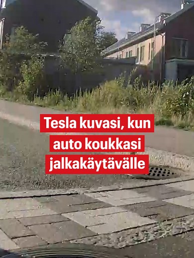 Tomi oli matkalla kauppaan, kun vastaan tullut autoilija päätti kääntää yllättäen jalkakäytävälle. Poliisin mukaan videon kaltaisesta tilanteesta tulisi kuljettajalle seuraamuksia. #iltasanomat #liikenne #autot