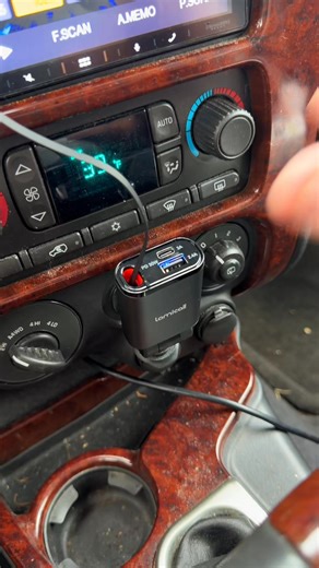 This Lamicall Car Charger with a retractable USB-C cable can charge your phone up to 30W! That’s some fast charging in your car! #tinoreviews #lamicall #tiktokshopjumpstartsale #newyearnewme #tiktokshopcreatorpicks | Tino Reviews